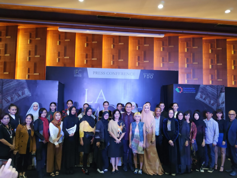 LA Mode Sur LA Seine À Paris